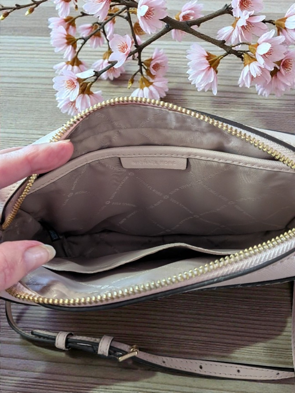 Michael Kors Women's Crossbody Bag in Light Pink Blush, In Excellent Condition.. - Picture 5 of 8